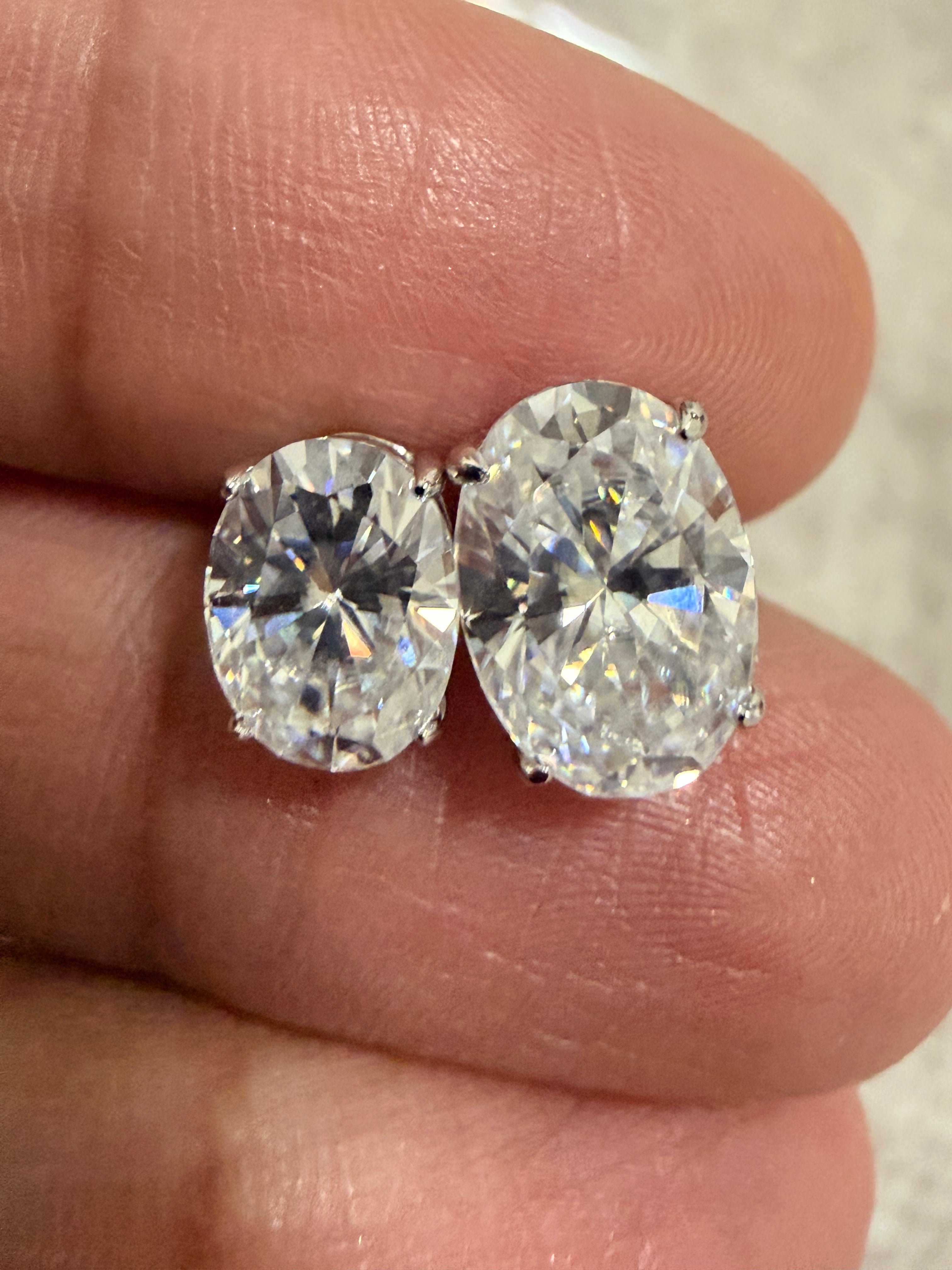 Brinco Oval em Moissanite