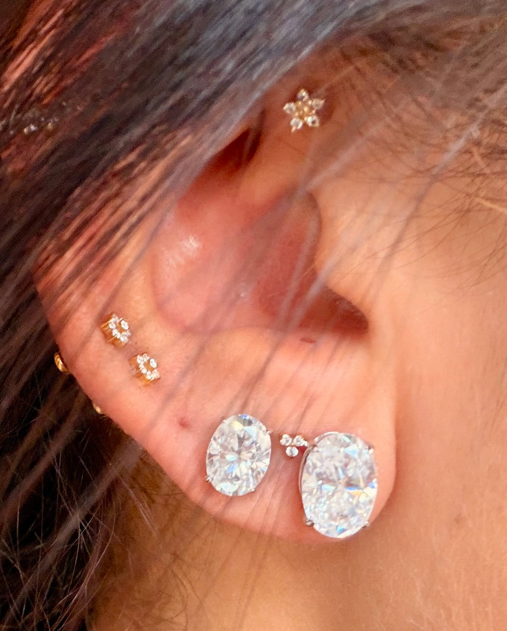 Brinco Oval em Moissanite