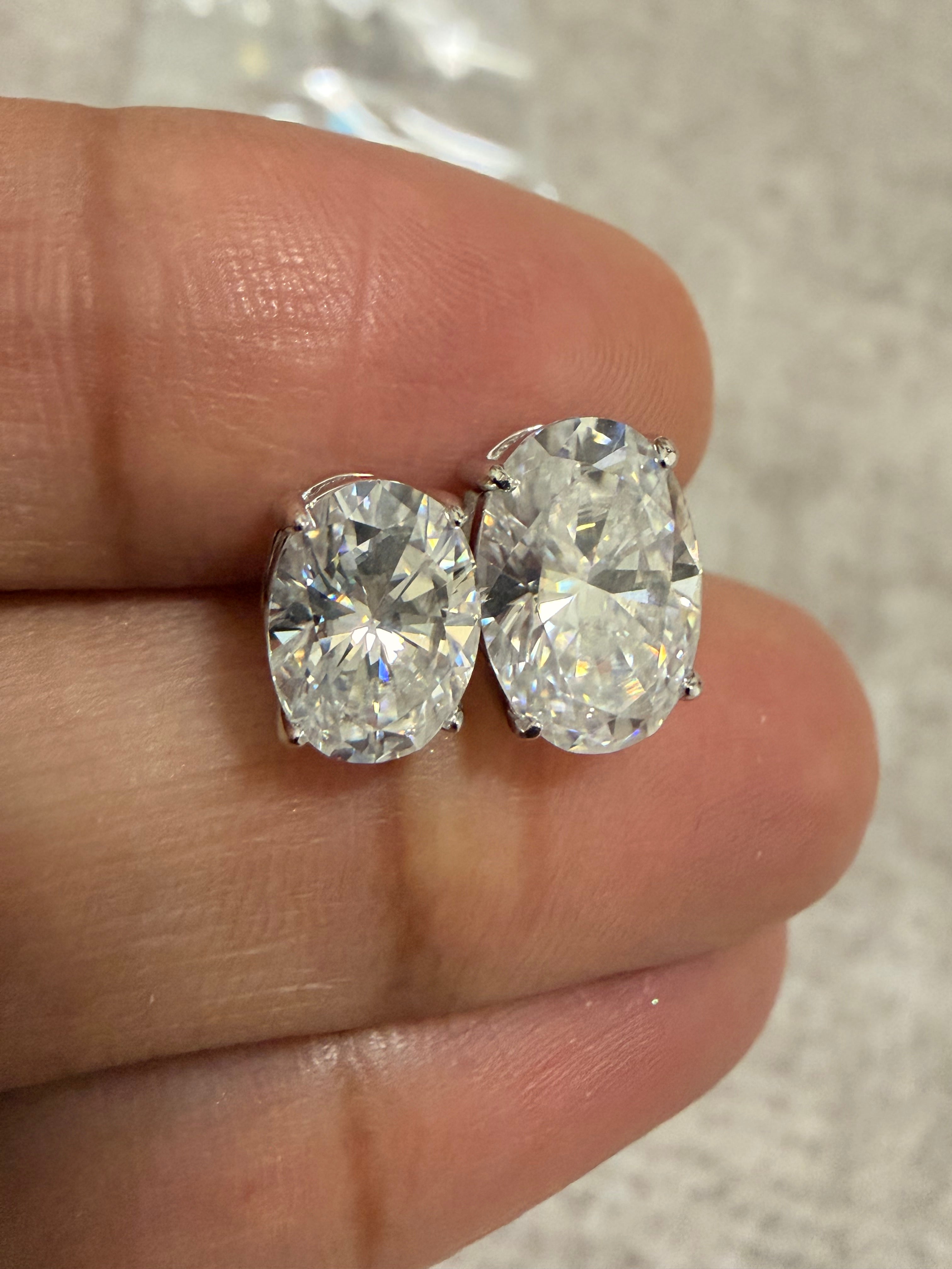 Brinco Oval em Moissanite